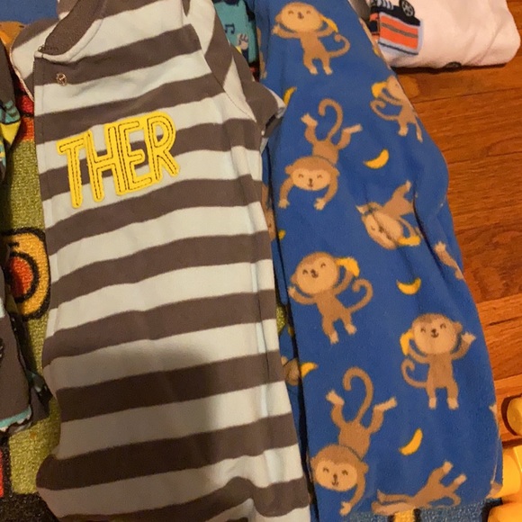 7 pairs of fleece footed pjs - Picture 3 of 6